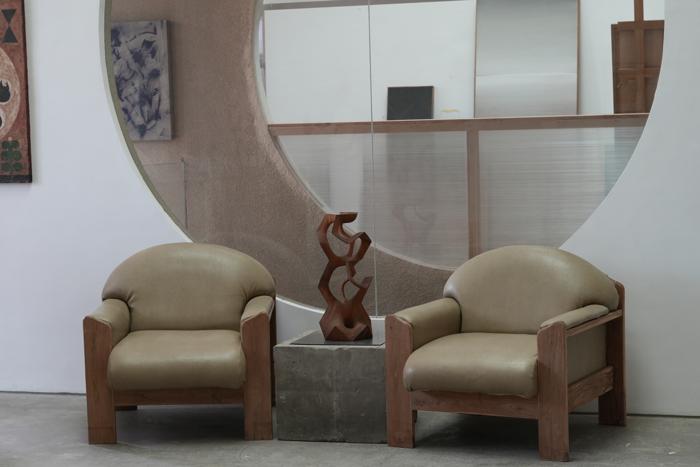 round mirror interior chairs